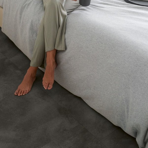 Pavimento in PVC ILLUME GRIGIO SOFT QUICK-STEP effetto pietra realistica, impermeabilità totale e posa Uniclic
