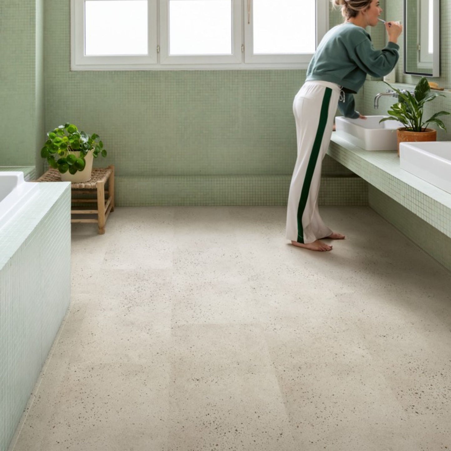 Pavimento in PVC ILLUME CEMENTO OSTRICA QUICK-STEP pietra con tonalità grigio chiaro consente di valorizzare ambienti luminosi e ordinati