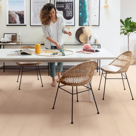 Pavimento in Laminato CAPTURE ROVERE TINTO ROSATO QUICK-STEP è pensato per ambienti che richiedono una tonalità calda ma controllata