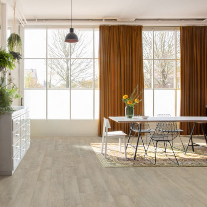Pavimento in Laminato CLASSIC ROVERE INVECCHIATO GRIGIO CHIARO QUICK-STEP compatibilità con riscaldamento a pavimento per ambienti residenziali