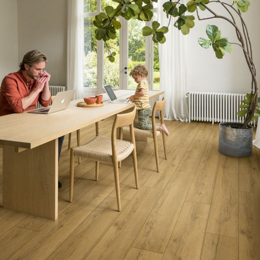 Pavimento in Laminato CLASSIC ROVERE MIELE D'ACACIA QUICK-STEP impermeabile al 100% con sistema Uniclic, compatibile con riscaldamento a pavimento