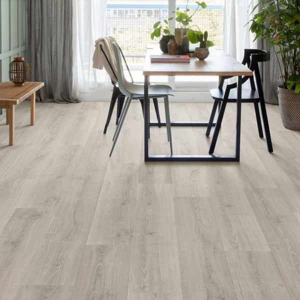 Pavimento in Laminato CAPTURE ROVERE SPAZZOLATO GRIGIO QUICK-STEP esigenze contemporanee, dove si ricercano tonalità neutre e superfici leggibili