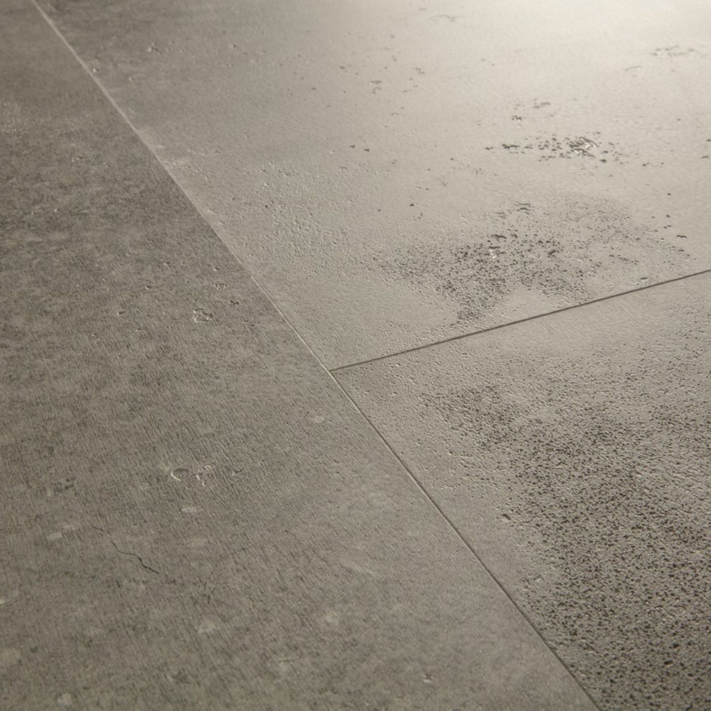 Pavimento in PVC ILLUME CEMENTO NUVOLATO QUICK-STEP effetto cemento nuvolato impermeabile, materassino integrato e garanzia residenziale a vita