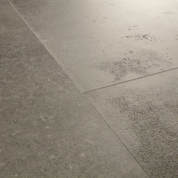 Pavimento in PVC ILLUME CEMENTO NUVOLATO QUICK-STEP effetto cemento nuvolato impermeabile, materassino integrato e garanzia residenziale a vita