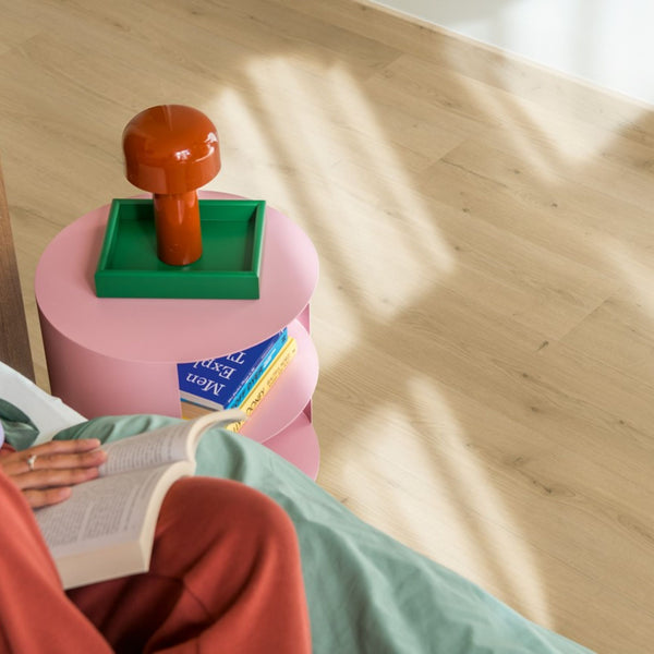 Pavimento in PVC BLOOM ROVERE SPAZZOLATO BEIGE QUICK-STEP è progettata per garantire stabilità nel tempo