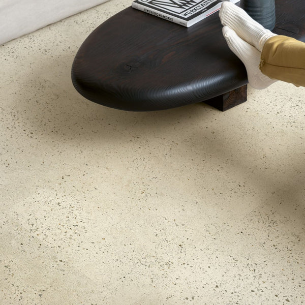 Pavimento in PVC ILLUME CEMENTO GHIAIA QUICK-STEP pietra con finitura cemento tonalità beige crea ambienti luminosi e continui