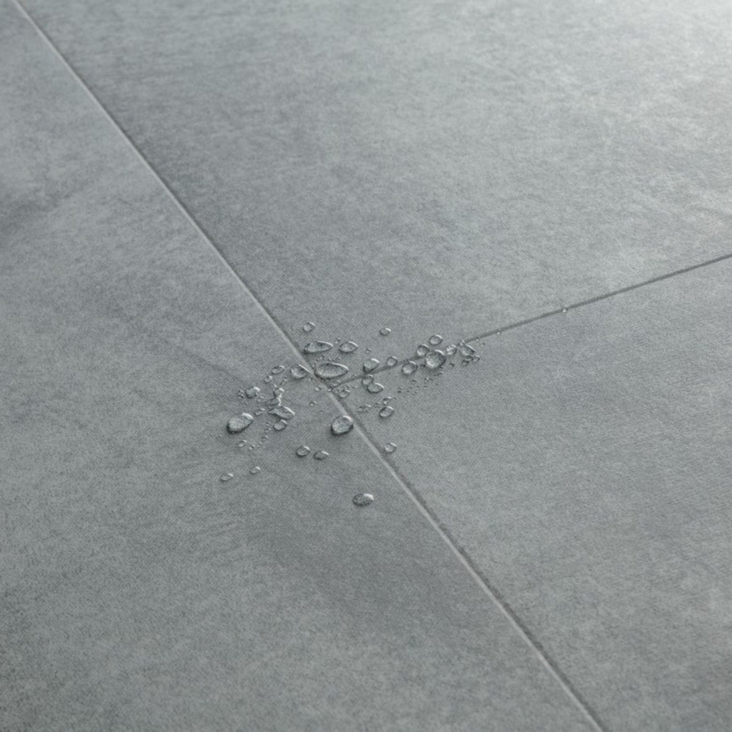 Pavimento in PVC ILLUME AZZURRO SOFT QUICK-STEP effetto pietra con piastrella media impermeabile e posa Uniclic