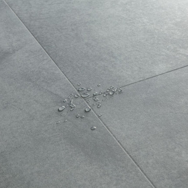 Pavimento in PVC ILLUME AZZURRO SOFT QUICK-STEP effetto pietra con piastrella media impermeabile e posa Uniclic