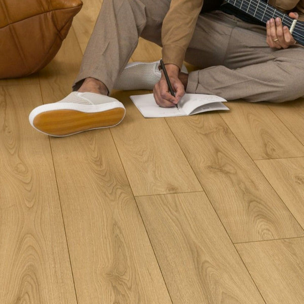 Pavimento in Laminato CLASSIC ROVERE SABBIA QUICK-STEP impermeabile classe 32 con sistema Uniclic, compatibile con riscaldamento a pavimento