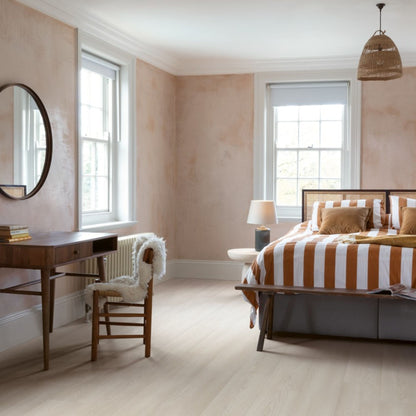 Pavimento in Laminato CAPTURE ROVERE PREMIUM BIANCO QUICK-STEP offre una tonalità luminosa e naturale valorizza spazi piccoli o poco illuminati
