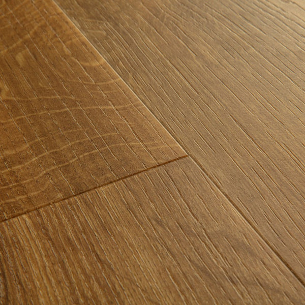 Pavimento in PVC BLOOM ROVERE D'AUTUNNO MARRONE QUICK-STEP a doga media tonalità marrone che richiama ambienti caldi e accoglienti