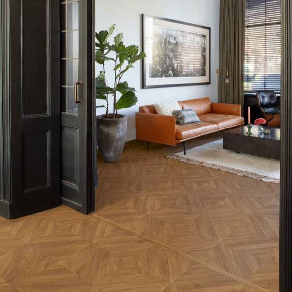 Pavimento in Laminato IMPRESSIVE PATTERNS ROVERE SPINA MARRONE QUICK-STEP con bisellatura naturale, resistente all’acqua al 100%, sistema Uniclic