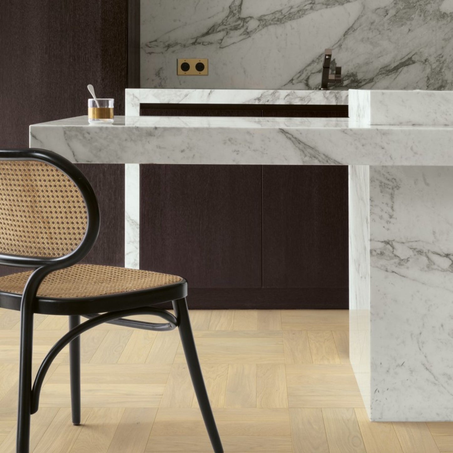 Pavimento in PARQUET DISEGNO ROVERE CHANTILLY EXTRA OPACO QUICK-STEP motivo a spina di pesce naturale e raffinato adatto a qualsiasi ambiente residenziale