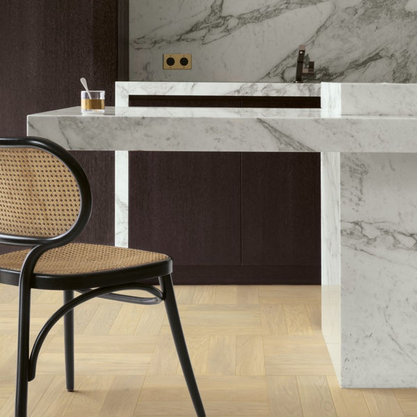 Pavimento in PARQUET DISEGNO ROVERE CHANTILLY EXTRA OPACO QUICK-STEP motivo a spina di pesce naturale e raffinato adatto a qualsiasi ambiente residenziale