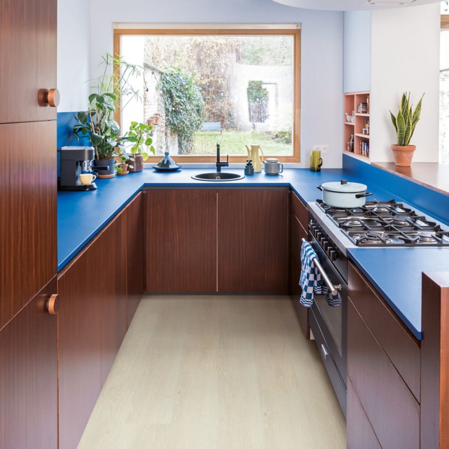 Pavimento in PVC BLOOM ROVERE DELLA BREZZA CHIARO QUICK-STEP tonalità grigio chiaro conferisce luminosità agli ambienti