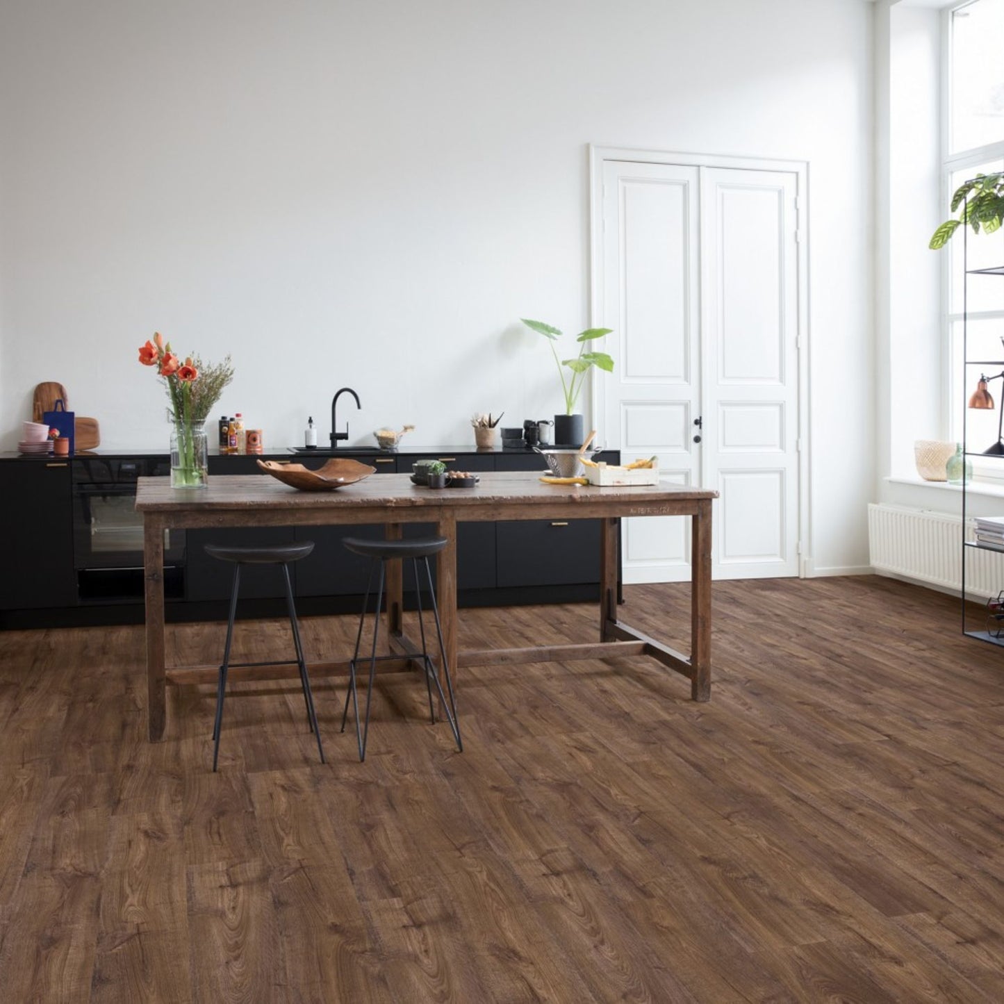 Pavimento in PVC BLOOM ROVERE D'AUTUNNO CIOCCOLATO QUICK-STEP con doga media impermeabile e posa Uniclic