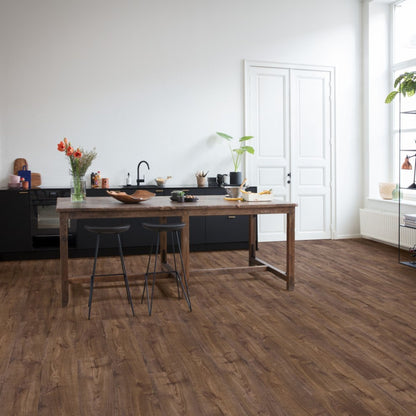 Pavimento in PVC BLOOM ROVERE D'AUTUNNO CIOCCOLATO QUICK-STEP con doga media impermeabile e posa Uniclic