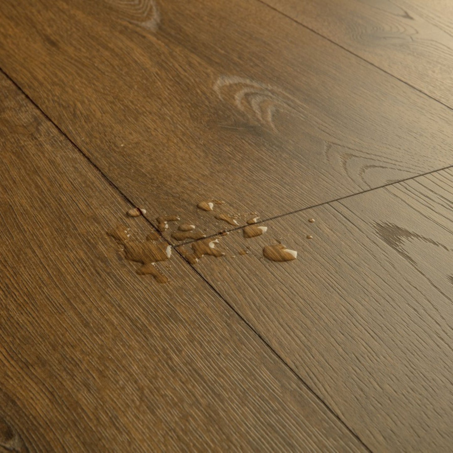 Pavimento in Laminato CLASSIC ROVERE CACAO QUICK-STEP con bisellatura a stampa, impermeabile, classe 32 e sistema Uniclic