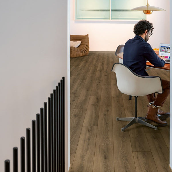 Pavimento in Laminato CLASSIC ROVERE CALDO QUICK-STEP impermeabile con bisellatura a stampa e sistema Uniclic compatibile con riscaldamento a pavimento