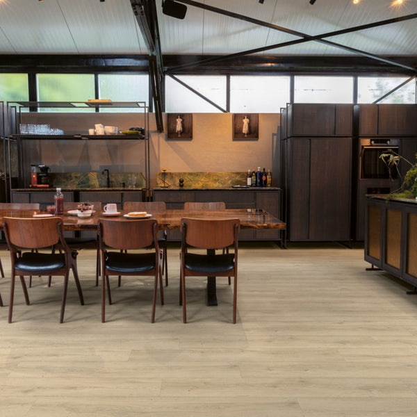 Pavimento in Laminato CLASSIC ROVERE SABBIA GREIGE QUICK-STEP impermeabile al 100% con sistema Uniclic, classe 32 e compatibilità con riscaldamento a pavimento
