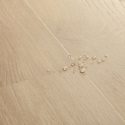 Pavimento in PVC BLOS BASE ROVERE SABBIA DELLA COSTA QUICK-STEP finitura effetto legno rovere in tonalità beige sabbia