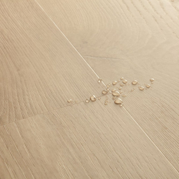 Pavimento in PVC BLOS BASE ROVERE SABBIA DELLA COSTA QUICK-STEP finitura effetto legno rovere in tonalità beige sabbia