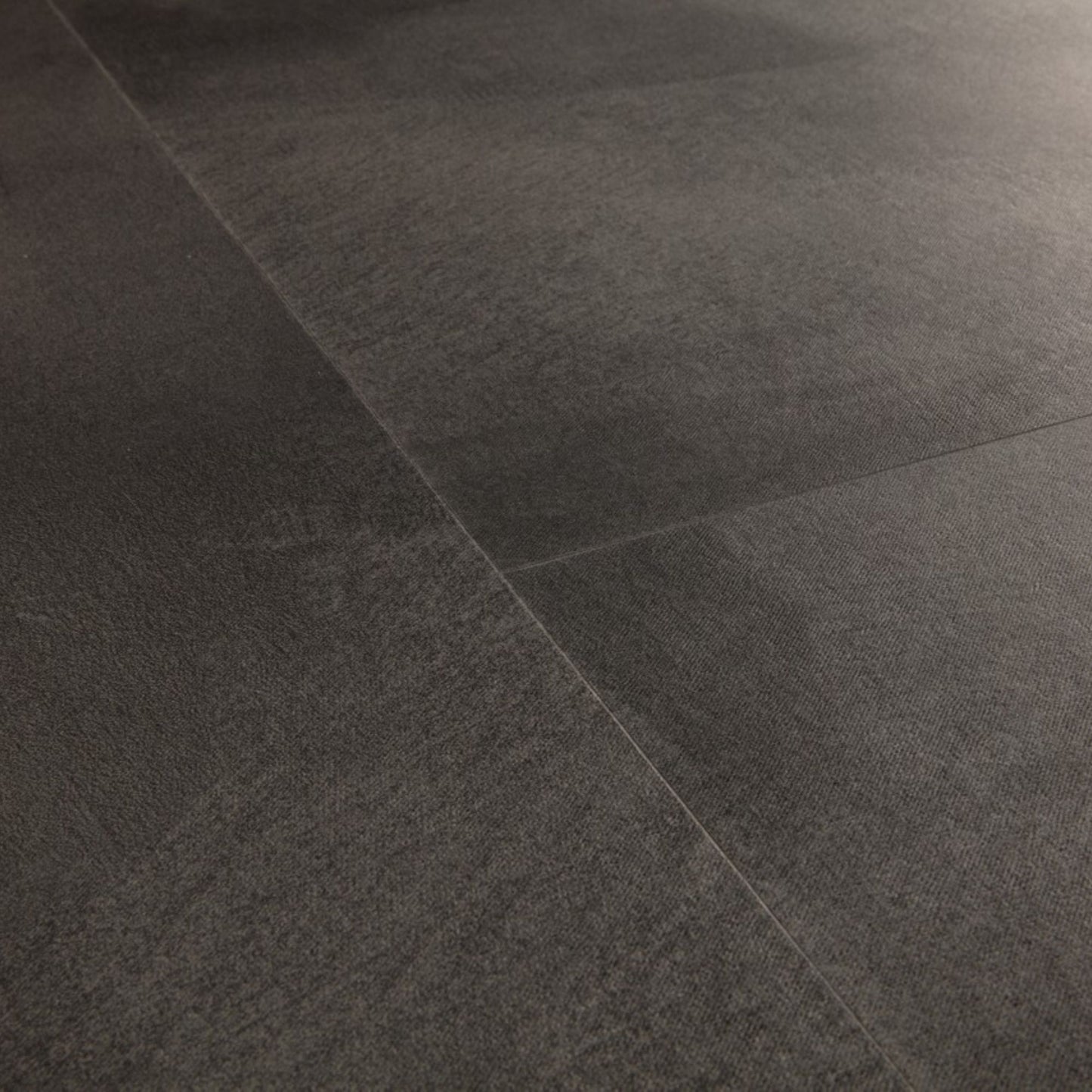 Pavimento in PVC ILLUME GRIGIO SOFT QUICK-STEP effetto pietra realistica, impermeabilità totale e posa Uniclic