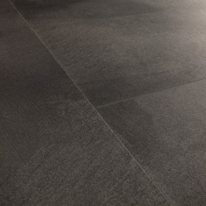 Pavimento in PVC ILLUME GRIGIO SOFT QUICK-STEP effetto pietra realistica, impermeabilità totale e posa Uniclic