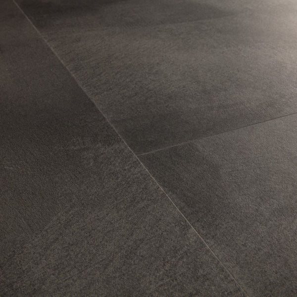 Pavimento in PVC ILLUME GRIGIO SOFT QUICK-STEP effetto pietra realistica, impermeabilità totale e posa Uniclic