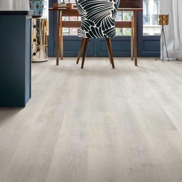 Pavimento in Laminato ELIGNA ROVERE VENEZIA CHIARO QUICK-STEP impermeabile con sistema Uniclic, classe 32, per ambienti residenziali continui e luminosi