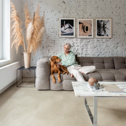 Pavimento in PVC ILLUME CEMENTO ARENARIA QUICK-STEP effetto pietra bisellatura naturale e garanzia a vita