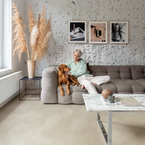 Pavimento in PVC ILLUME CEMENTO ARENARIA QUICK-STEP effetto pietra bisellatura naturale e garanzia a vita