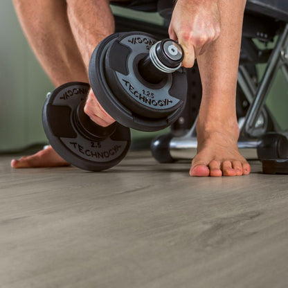 Pavimento in PVC BLOOM ROVERE COTONE GRIGIO MORBIDO QUICK-STEP superficie è protetta da Scratch & Stain Guard, che limita graffi, macchie e abrasioni