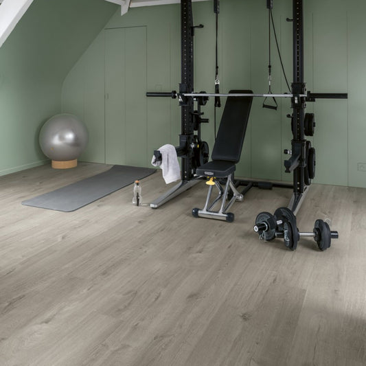 Pavimento in PVC BLOOM ROVERE COTONE GRIGIO MORBIDO QUICK-STEP superficie è protetta da Scratch & Stain Guard, che limita graffi, macchie e abrasioni