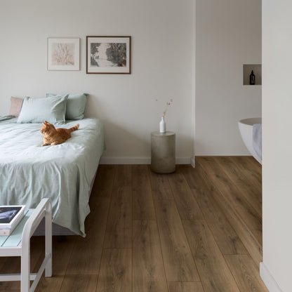 Pavimento in Laminato CLASSIC ROVERE CALDO QUICK-STEP impermeabile con bisellatura a stampa e sistema Uniclic compatibile con riscaldamento a pavimento
