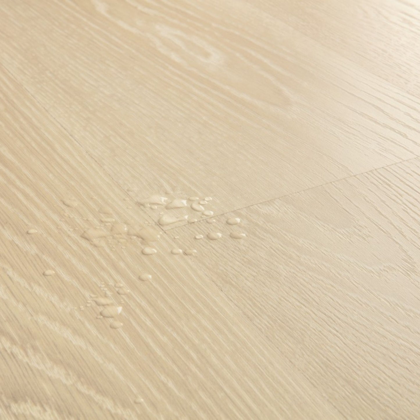 Pavimento in Laminato CLASSIC ROVERE BEIGE GHIACCIATO QUICK-STEP con sistema Uniclic e compatibilità con riscaldamento a pavimento per ambienti residenziali