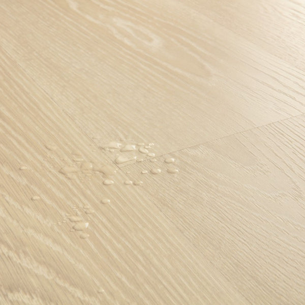 Pavimento in Laminato CLASSIC ROVERE BEIGE GHIACCIATO QUICK-STEP con sistema Uniclic e compatibilità con riscaldamento a pavimento per ambienti residenziali