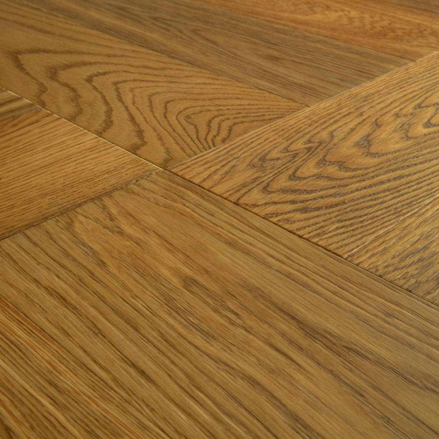 Pavimento in PARQUET DISEGNO ROVERE GREZZO CANNELLA EXTRA OPACO QUICK-STEP motivo a spina di pesce dona profondità e calore agli ambienti residenziali