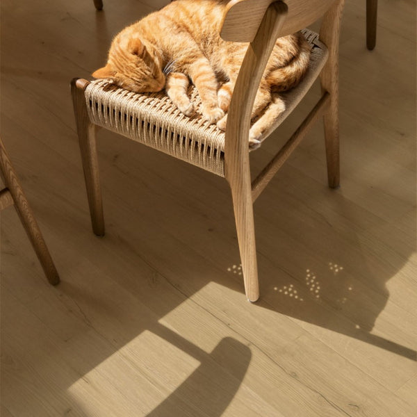 Pavimento in PVC BLOOM ROVERE SPAZZOLATO BEIGE QUICK-STEP è progettata per garantire stabilità nel tempo