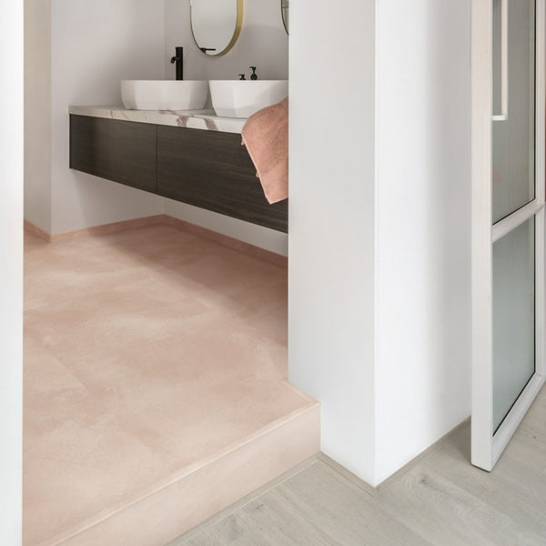 Pavimento in PVC ILLUME BLUSH SOFT QUICK-STEP tonalità rosa tenue con aspetto pietra delicato e contemporaneo