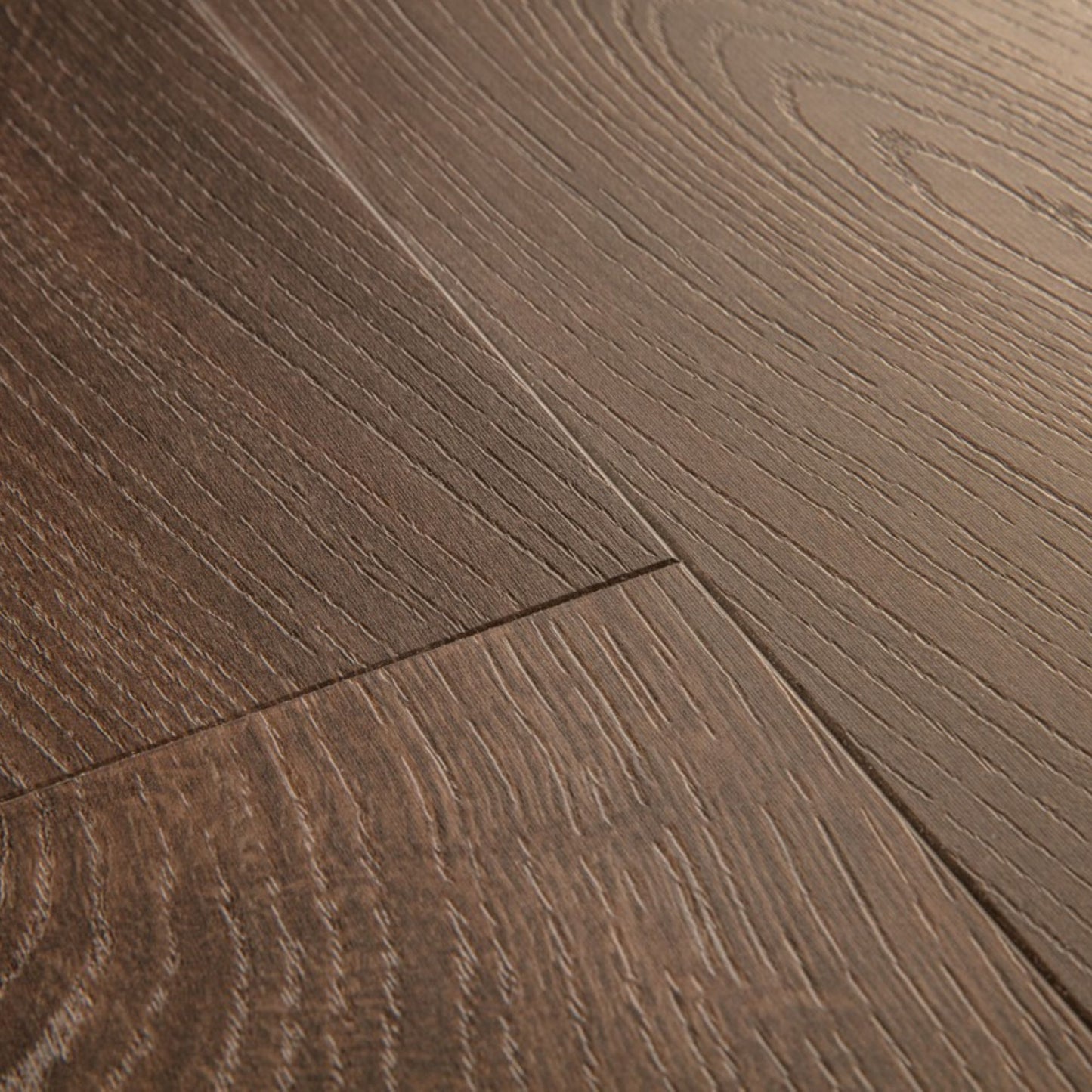 Pavimento in PVC BLOOM ROVERE D'AUTUNNO CIOCCOLATO QUICK-STEP con doga media impermeabile e posa Uniclic