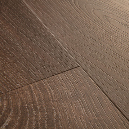 Pavimento in PVC BLOOM ROVERE D'AUTUNNO CIOCCOLATO QUICK-STEP con doga media impermeabile e posa Uniclic