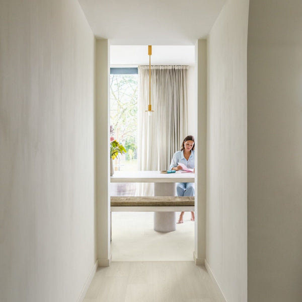 Pavimento in Laminato CAPTURE ROVERE PREMIUM BIANCO QUICK-STEP offre una tonalità luminosa e naturale valorizza spazi piccoli o poco illuminati