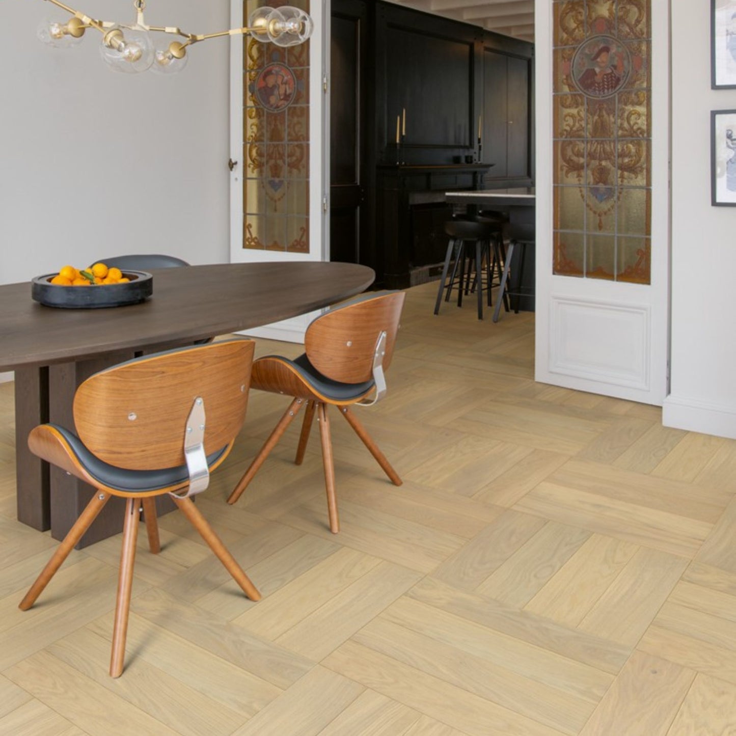 Pavimento in PARQUET DISEGNO ROVERE CHANTILLY EXTRA OPACO QUICK-STEP motivo a spina di pesce naturale e raffinato adatto a qualsiasi ambiente residenziale