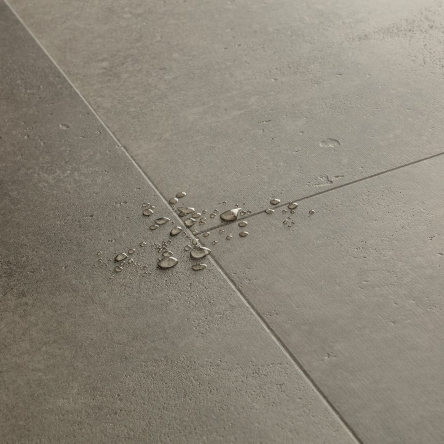 Pavimento in PVC ILLUME CEMENTO NUVOLATO QUICK-STEP effetto cemento nuvolato impermeabile, materassino integrato e garanzia residenziale a vita