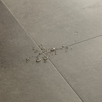 Pavimento in PVC ILLUME CEMENTO NUVOLATO QUICK-STEP effetto cemento nuvolato impermeabile, materassino integrato e garanzia residenziale a vita