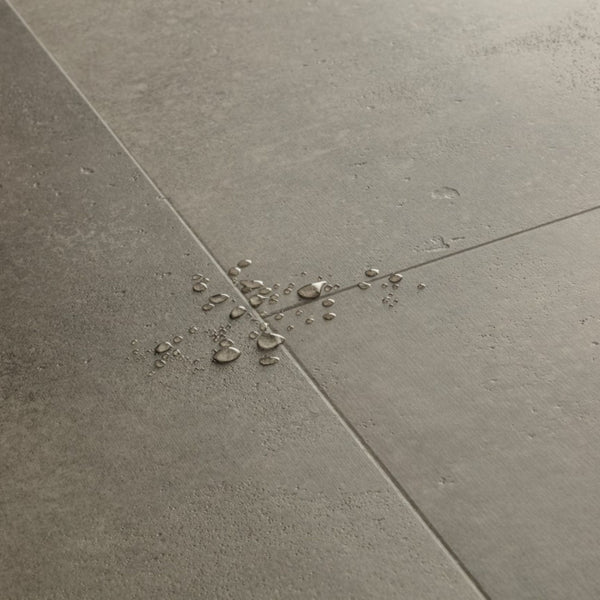 Pavimento in PVC ILLUME CEMENTO NUVOLATO QUICK-STEP effetto cemento nuvolato impermeabile, materassino integrato e garanzia residenziale a vita