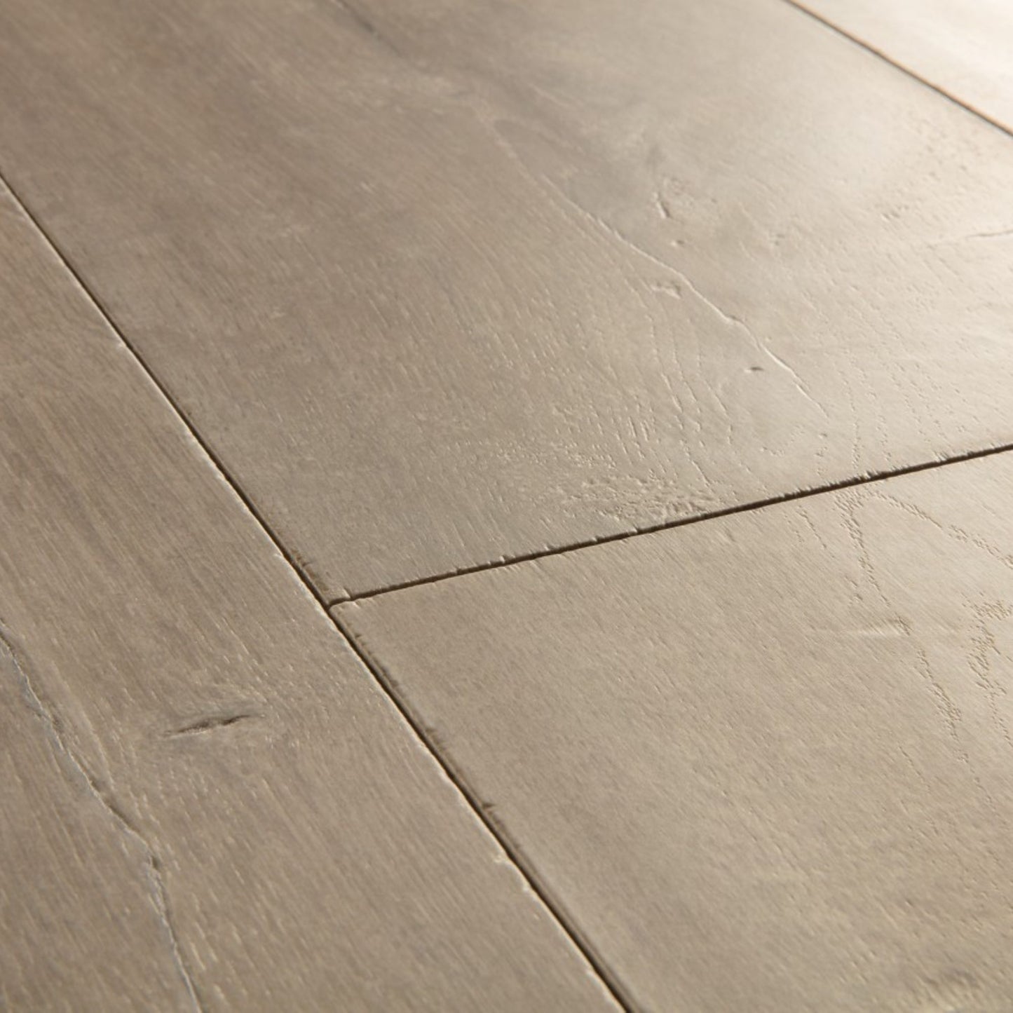 Pavimento in Laminato CAPTURE ROVERE PATINA MARRONE QUICK-STEP riproduce una venatura lignea profonda con una resa visiva naturale