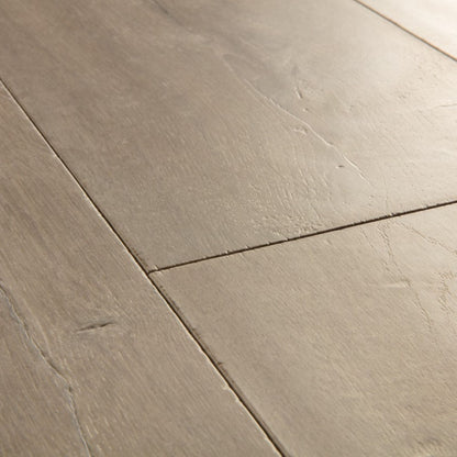 Pavimento in Laminato CAPTURE ROVERE PATINA MARRONE QUICK-STEP riproduce una venatura lignea profonda con una resa visiva naturale