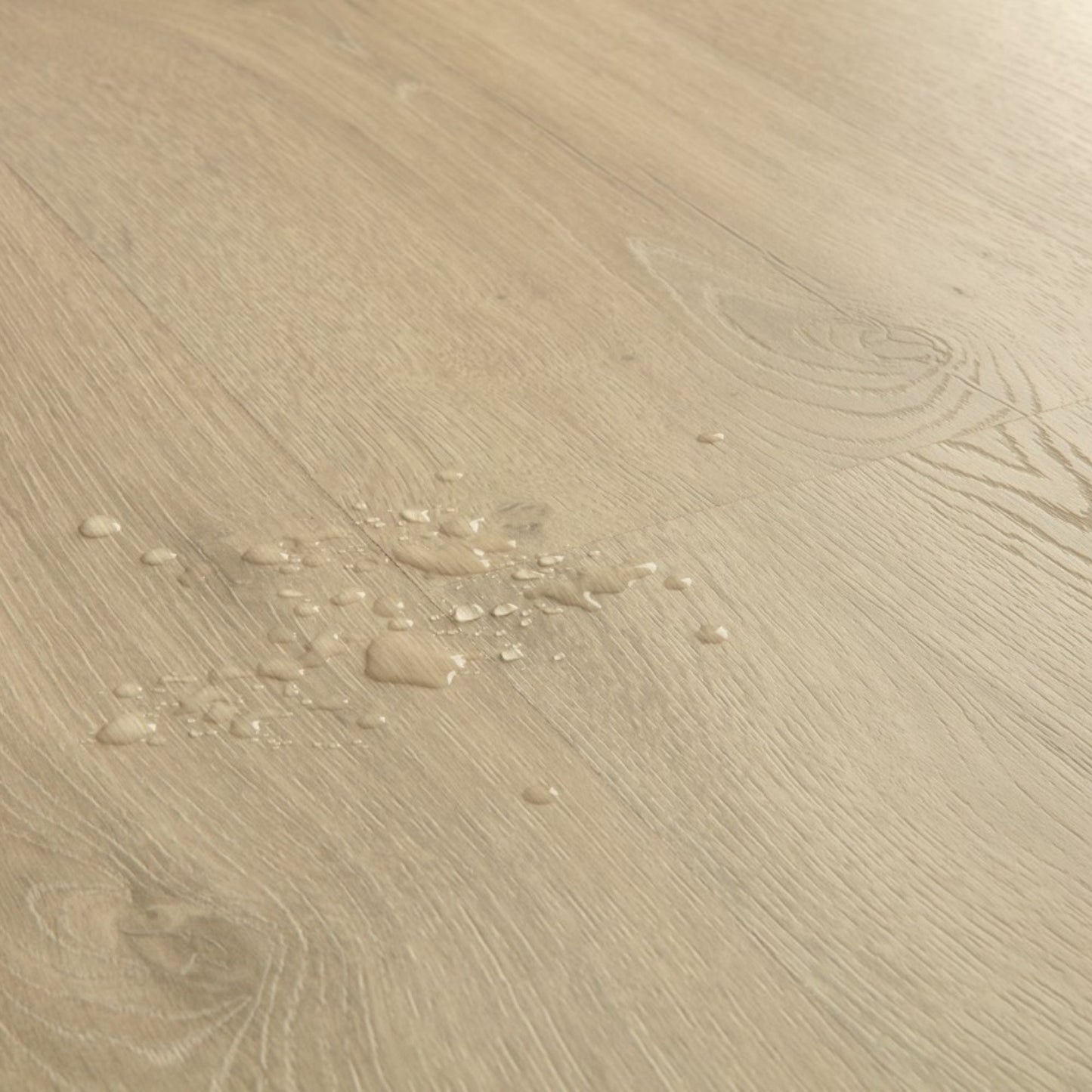 Pavimento in Laminato CLASSIC ROVERE SABBIA GREIGE QUICK-STEP impermeabile al 100% con sistema Uniclic, classe 32 e compatibilità con riscaldamento a pavimento